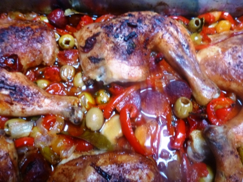 cuisses de poulet,chorizo,oignon blanc,tomates,coeur de pigeon,poivron rouge,guindillas,ail,basilic,thym,laurier,paprika fûmé,piment d'espelette,olives vertes